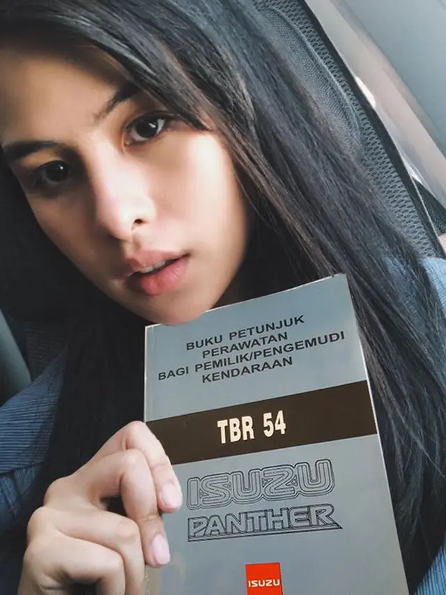 5 Editan Foto Buku Bacaan Maudy Ayunda Ini Bikin Nyengir