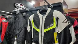 Para biker bisa berkunjung ke IIMS 2023 apabila ingin menambah koleksi jaket untuk riding. Jaket motor biasanya dilengkapi dengan pelindung tambahan untuk meminimalisir cedera ketika terjadi kecelakaan. Berbagai model dan merk jaket tersedia di acara ini.