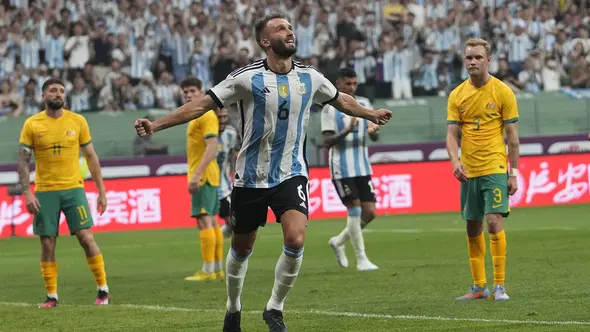 <p>Argentina mampu menggandakan skor pada menit 68 melalui sundulan bek Germain Pezzella yang meneruskan umpan silang Rodrigo De Paul. Sebelumnya De Paul melakukan kolaborasi apik dengan Messi. (AP Photo/Andy Wong)</p>