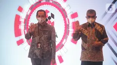 Wakil Ketua KPK Nurul Ghufron (kiri) dan Direktur Pengembangan Investasi BPJAMSOSTEK Amran Nasution (kanan) foto bersama pada acara penganugrahan rangakaian peringatan Hari Anti Korupsi Sedunia (Hakordia) 2020 di Gedung KPK, Selasa (22/12/2020). (Liputan6.com/Pool/bpjamsostek)