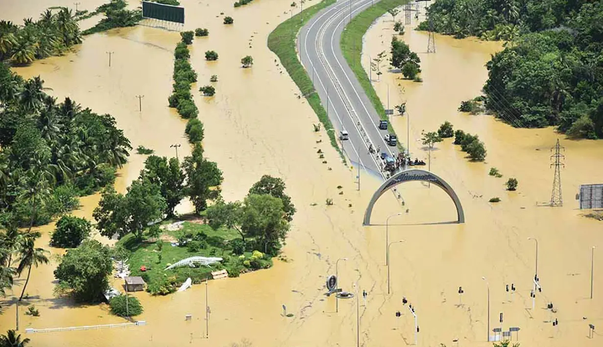 Foto udara yang diambil oleh AU Sri Lanka pada 28 Mei 2017 memperlihatkan jalan raya terputus oleh banjir di Matara. Bencana banjir dan longsor ini disebut-sebut sebagai bencana terparah di Sri Lanka dalam 14 tahun terakhir. (Sri Lanka Air Force via AP)