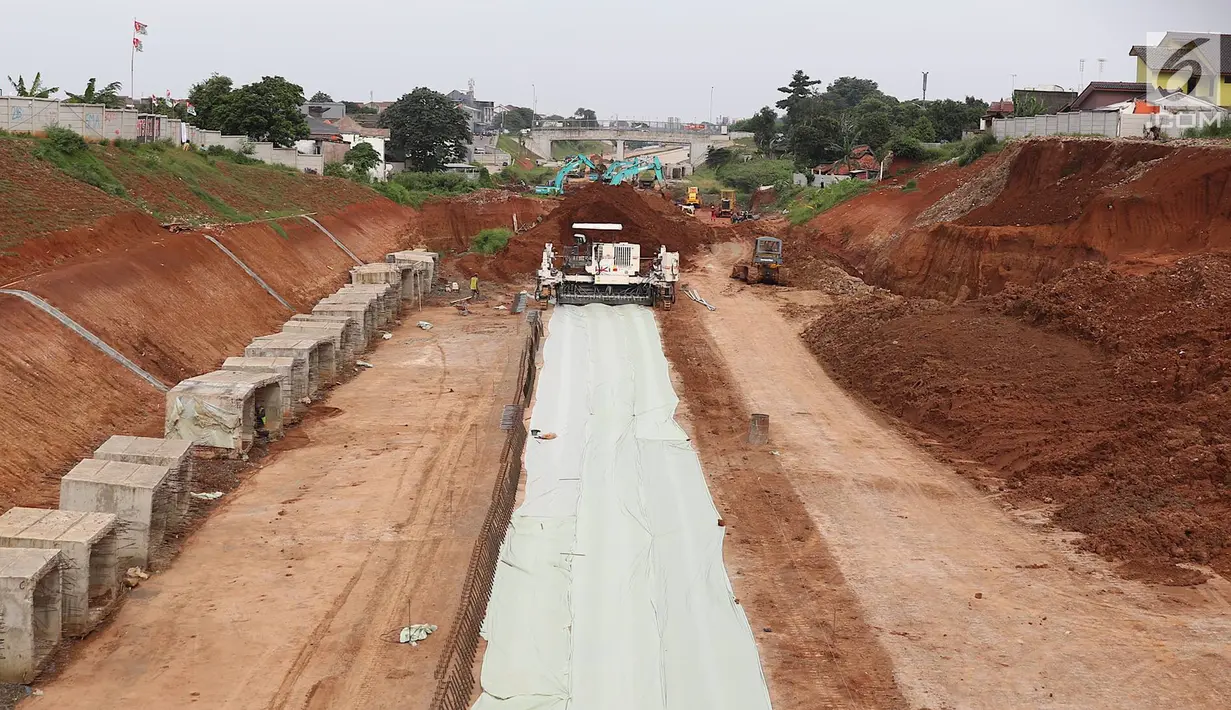 Suasana proyek pembangunan Jalan Tol Cijago Seksi II di Depok, Jawa Barat, Rabu (27/2). Proses pembebasan lahan yang berlarut-larut hingga lebih dari 8 tahun menjadi penyebab proyek jalan tol itu tertunda penyelesaiannya. (Liputan6.com/Immanuel Antonius)