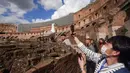 Wisatawan mengambil gambar burung camar saat mengunjungi Colosseum di Roma, Sabtu (7/3/2020). Italia menjadi negara Eropa dengan kasus virus corona (COVID-19) tertinggi sehingga kondisi itu membuat sejumlah destinasi wisata semakin dijauhkan oleh pengunjung. (AP Photo/Andrew Medichini)