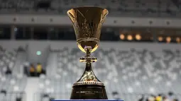 Trofi Piala Dunia Basket atau sering disebut Naismith Trophy saat dipajang pada peresmian Indonesia Arena pada Senin (07/08/2023) di Senayan, Jakarta. (Bola.com/Bagaskara Lazuardi)