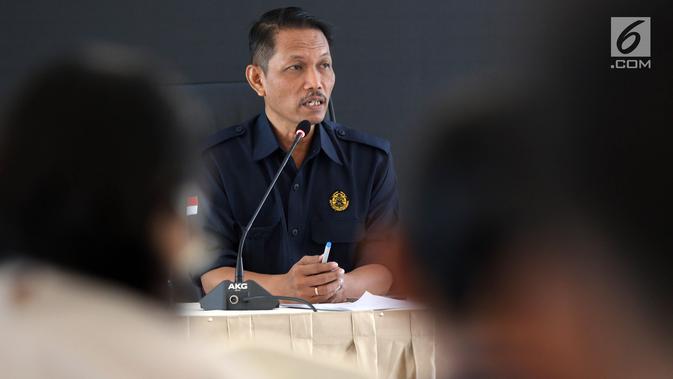 Sekretaris Badan Geologi Kementerian ESDM Antonius Ratdomopurbo memberi keterangan pers terkait status Gunung Anak Krakatau di Kementerian ESDM, Jakarta, Kamis (12/27). Aktivitas Gunung Anak Krakatau terus meningkat. (Liputan6.com/JohanTallo)