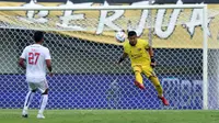 Kiper Dewa United FC, M Natshir Fadhil Mahbuby berusaha menghalau bola pada laga pekan pertama BRI Liga 1 2023/2024 antara Dewa United melawan Arema FC di Stadion Indomilk, Tangerang, Minggu (2/7/2023). (Bola.com/Bagaskara Lazuardi)