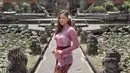 Jessica Mila tampak anggun dengan busana khas Bali yang dipakainya. Seuntai bunga di rambut pun menjadikannya makin cantik.  (Instagram/jscmila)