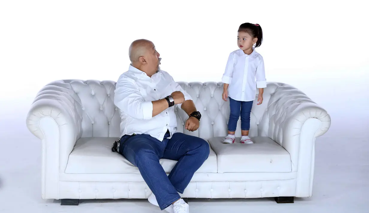 "Jalan-jalan sama cucu paling ke mall ya, karena kan ada mainan kayak naik kuda atau apa. Kalau ke Dufan dia nggak bakal bareng saya, saya motret sama yang lain daripada sm dia,” tutur Indro Warkop. (Nurwahyunan/Bintang.com)