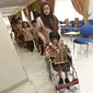 Murid sekolah untuk anak berkebutuhan khusus tampil dalam acara Musik untuk Semua di Jakarta, (2/12). Kegiatan ini bertujuan memotivasi penyandang difabel serta sebagai kampanye peningkatan kesadaran atas hak mereka. (Liputan6.com/Immanuel Antonius)