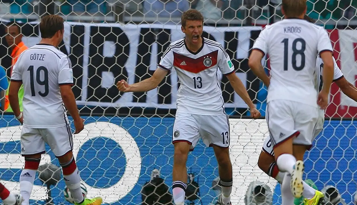 Gelandang serang Timnas Jerman, Thomas Mueller (tengah) merayakan gol pertamanya ke gawang Portugal di babak penyisihan Piala Dunia 2014 Grup G di Fonte Nova Arena, Brasil, (16/6/2014). (REUTERS/Darren Staples)