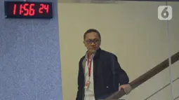 Ketum PAN Zulkifli Hasan turun akan menjalankan Salat Jumat di sela-sela pemeriksaan oleh penyidik di Gedung KPK, Jakarta, Jumat (14/2/2020). Zulkifli Hasan diperiksa sebagai saksi untuk tersangka korporasi PT Palma Satu terkait kasus alih fungsi hutan Riau pada tahun 2014. (merdeka.com/Dwi Narwoko)
