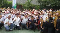 Direktur Utama BPJAMSOSTEK Anggoro Eko Cahyo merayakan hari pelanggan nasional bersama ratusan siswa di SD Negeri 19 Kebayoran Lama Jakarta.
