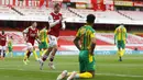 Pemain Arsenal, Emile Smith Rowe, melakukan selebrasi usai mencetak gol ke gawang West Bromwich Albion pada laga Liga Inggris di Stadion Emirates, Senin (10/5/2021). Arsenal menang dengan skor 3-1. (AP/Frank Augstein, Pool)