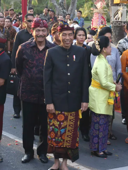 Presiden Joko Widodo dan Ibu Negara Iriana tiba menghadiri Karnaval Budaya Bali di kawasan Nusa Dua, Bali, Jumat (12/10). Karnaval tersebut untuk mengenalkan kepada delegasi  IMF - WB Group 2018 tentang budaya Bali. (Liputan6.com/Angga Yuniar)