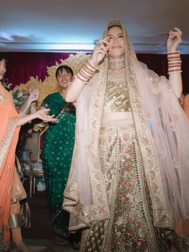 Pevita Pearce Dibalut Lahengan dan Sari di Malam Berinai