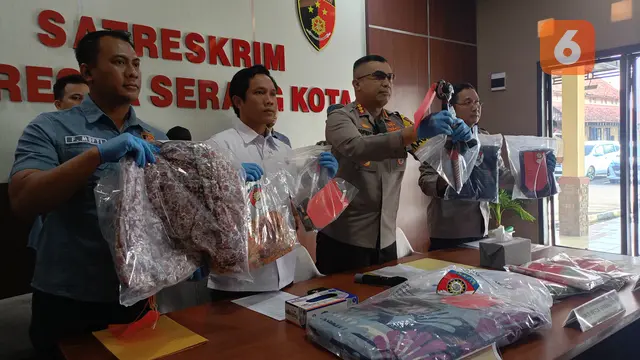 Kapolresta Serkot, Kombes Pol Sofwan Hermanto,menunjukkan Barang Bukti Ayah Bunuh Anak di Banten. (Rabu, 19/06/2024). (Yandhi Deslatama/Liputan6.com).