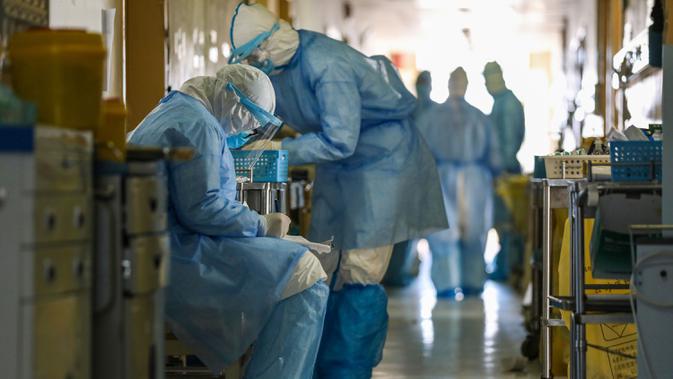 Petugas medis yang bekerja di bangsal isolasi Rumah Sakit Palang Merah di Wuhan, provinsi Hubei, China pada 16 Februari 2020. Jumlah korban meninggal akibat virus corona (Covid-19) di seluruh dunia hingga Minggu (8/3) pagi sudah mencapai 3.570 orang, terbanyak masih di China. (STR/AFP)