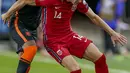 Pemain Norwegia Julian Ryerson (kanan) berebut bola dengan pemain Belanda Donyell Malen pada pertandingan kualifikasi Piala Dunia 2022 di Stadion Ullevaal, Oslo, Norwegia, Rabu (1/9/2021). Pertandingan berakhir dengan skor 1-1. (Stian Lysberg Solum/NTB via AP)