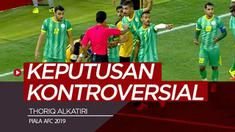 Berita video wasit asal Indonesia, Thoriq Alkatiri, membuat keputusan kontroversial di Piala AFC 2019 pada laga Al Qadsia melawan Malkiya.