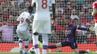 Striker Crystal Palace, Jordan Ayew kala menaklukkan kiper Manchester United, David de Gea di Old Trafford, Sabtu (24/8/2019). (Foto: Premier League)