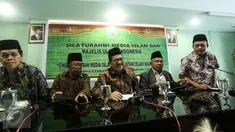 Majelis Ulama Indonesia (MUI) bersiap menggelar konferensi pers di Gedung MUI, Jakarta, Kamis (2/2). MUI menyampaikan pandangan hasil proses persidangan ke delapan kasus dugaan penodaan agama pada 31 Januari 2017. (Liputan6.com/Faizal Fanani)