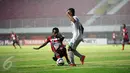 Pemain Persipura Ferinando Pahabol (bawah) berusaha mengambil bola dari pemain Surabaya United, M.Faturahman saat laga 8 besar Piala Jenderal Sudirman di Stadion Maguwoharjo, Sleman, Selasa (22/12/2015). Persipura menang 2-0. (Foto: Boy Harjanto)