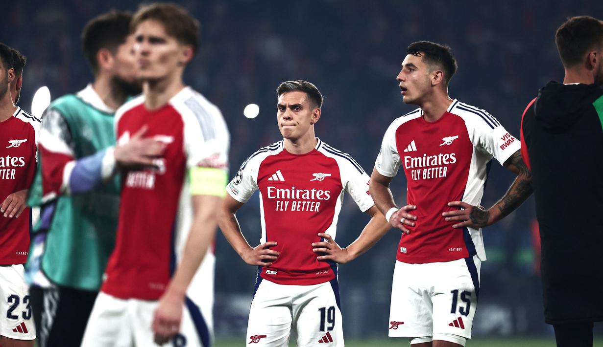 Pemain Arsenal, Leandro Trossard (tengah) dan Jakub Kiwior (kedua kanan) terlihat kecewa setelah timnya kalah dari PSG dalam laga leg 2 semifinal Liga Champions 2024/2025 di Parc des Princes, Paris, Prancis, Rabu (07/05/2025) waktu setempat. (AFP/Thibaud Mortiz)