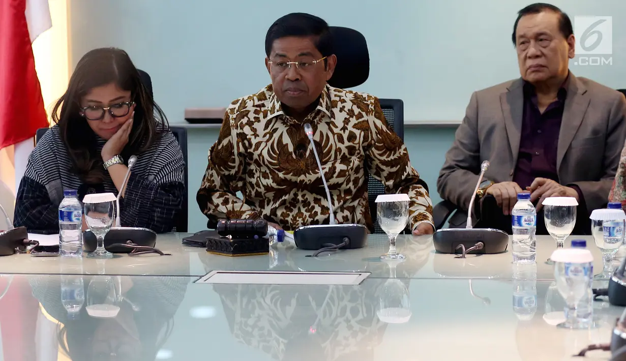 Pelaksana Tugas Ketua Umum Partai Golkar Idrus Marham (tengah) didampingi jajaran Fraksi Partai Golkar memberikan keterangan pers di Kompleks Parlemen, Senayan, Jakarta, Selasa (5/12). (Liputan6.com/JohanTallo)