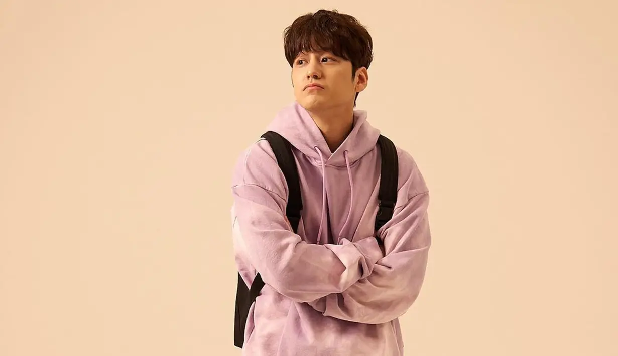 Menggunakan hoodie serta tas punggung, penampilan Kim Bum ini pun tampak bak anak kuliahan. Tak sedikit pula netizen yang memuji penampilannya yang terlihat awet muda. (Liputan6.com/IG/@k.kbeom)