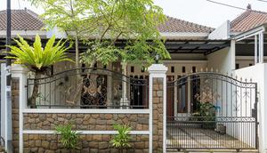 Inspirasi Pagar Rumah Setengah Tertutup agar Tetap Privat. (Foto: AI)