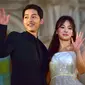 Song Joong Ki dan Song Hye Kyo melambaikan tangan ketika berpose di karpet merah The 52nd Baeksang Art Awards di Seoul, 3 Juni 2016. Melalui agensi masing-masing, Song-Song Couple mengumumkan pernikahan mereka pada 31 Oktober 2017. (JUNG YEON-JE/AFP)