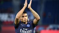 1. Thiago Silva - Manajemen baru PSG tau betul bagaimana menjaga nama baik klub di mata dunia. Salah satunya yaitu menjaga etika para pemain diluar maupun didalam lapangan. (AFP/Franck Fife)