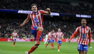 Pemain depan Atletico Madrid asal Argentina #19 Julian Alvarez (kiri) merayakan gol pertamanya setelah mengeksekusi penalti dalam pertandingan sepak bola Liga Spanyol antara Real Madrid&nbsp;vs Club Atletico Madrid di Stadion Santiago Bernabeu pada Minggu, 9 Februari 2025 dini hari WIB. (Thomas COEX / AFP)