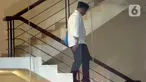 Mantan Menteri Agama, Yaqut Cholil Qoumas berjalan menuruni anak tangga gedung Merah Putih Komisi Pemberantasan Korupsi (KPK), Jakarta, Senin (1/9/2025). (Liputan6.com/Helmi Fithriansyah)