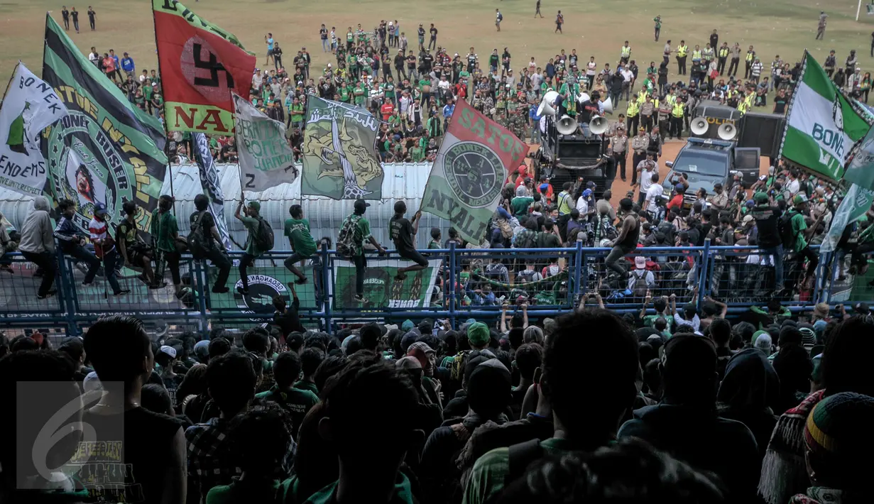 Ribuan suporter Persebaya Surabaya (Bonek) memadati Stadion Tugu, Koja, Jakarta Utara, Selasa (2/8). Mereka datang secara bergelombang sejak Senin dengan menamakan Gerakan 'Aksi Geruduk Jakarta'. (Liputan6.com/Yoppy Renato)