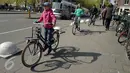 Seorang anak mengendarai sepeda di sekitar kawasan kota Amsterdam, Belanda, Kamis (20/4). Seluruh lapisan masyarakat, tua muda memilih menggunakan transportasi sepeda untuk bepergian. (Liputan6.com/Immanuel Antonius)