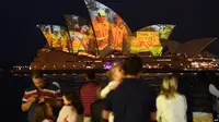 Layar-layar Gedung Opera Sydney menampilkan gambar-gambar yang memberi dukungan pada masyarakat yang terdampak kebakaran lahan dan mengucapkan terima kasih kepada para anggota dinas pemadam kebakaran, 11 Januari 2020. (Source: AFP)