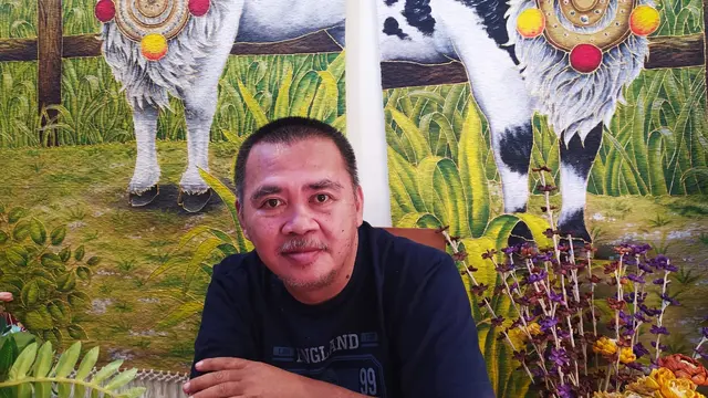 Budayawan lokal Garut Franz Limiart, saat ditemui di rumah sekaligus kantornya galeri Zocha (Socha atau mata), Garut Kota, Garut, Jawa Barat.