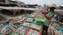 Ikan ditempatkan diwadah dijemur nelayan di Muara Angke, Jakarta, Selasa (17/1). Kadin Indonesia menginginkan perbankan bisa memperbesar fasilitas pembiayaan untuk investasi sektor kelautan dan perikanan di Indonesia. (Liputan6.com/Angga Yuniar)