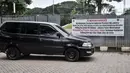 Mobil melintasi spanduk pemberitahuan penerapan tarif disinsentif di Parkir IRTI Monas, Jakarta, Rabu (15/2/2023). Sebanyak 11 lokasi penerapan tarif disinsentif antara lain Pelataran Parkir IRTI Monas, Lingkungan Parkir Blok M, Pelataran Parkir Samsat Jakarta Barat, Lingkungan Pasar Mayestik, Plaza Interkon, Park and Ride Kalideres, Gedung Parkir Istana Pasar Baru, Gedung Parkir Taman Menteng, Park and Ride Lebak Bulus, Pelataran Parkir Taman Ismail Marzuki, dan Park and Ride Terminal Kampung Rambutan. (merdeka.com/Iqbal S. Nugroho)