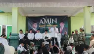 Anies Baswedan dan Muhaimin Iskandar di hadapan simpatisan PKB dan santri Pondok Pesantren Mamba'ul Ma'arif Denanyar, Jombang, Jawa Timur, Jumat (29/9/2023). (Liputan6.com/Winda Nelfira)