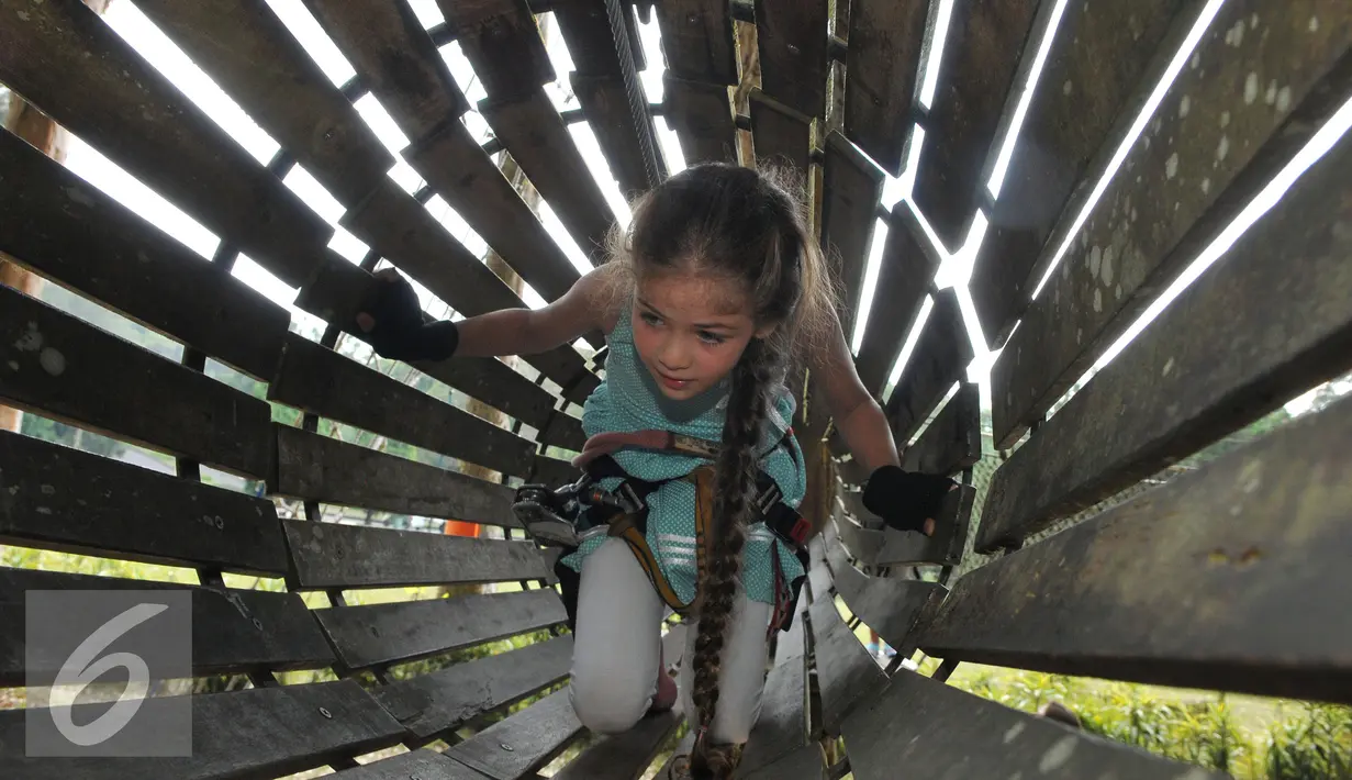 Isabella Damla Guvenilir peran utama di serial Elif sedang mencoba bermain ke tangkasan di wahana Bali Treetop Adventur Park, Bali, Rabu (26/8/2015). Isabella mengaku senang dengan aneka permainan yang dicobanya. (Liputan6.com/Herman Zakharia)