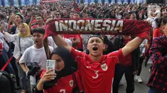 Pendukung Skuad Garuda membentangkan syal jelang nonton bareng pertandingan putaran ketiga Kualifikasi Piala Dunia 2026 zona Asia antara Timnas Indonesia melawan Australia melalui layar videotron di area lingkar luar Stadion Utama Gelora Bung Karno, Jakarta, Kamis (20/3/2025). (Liputan6.com/Angga Yuniar)