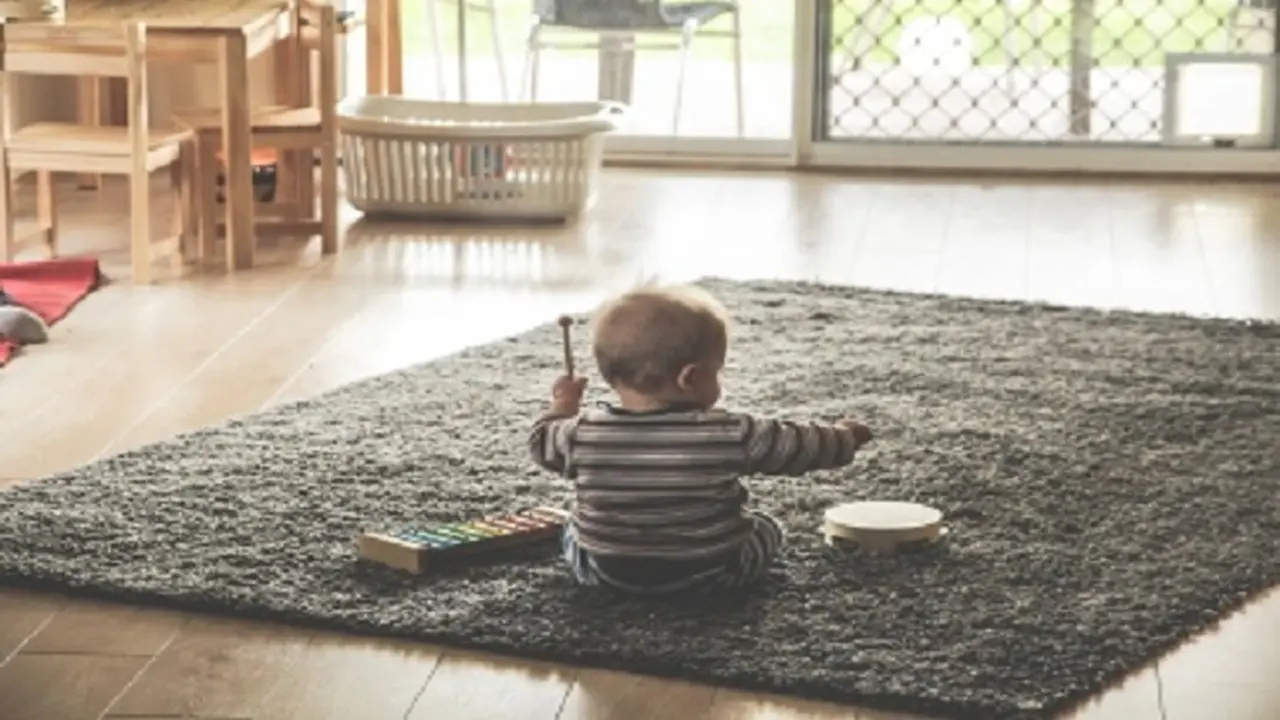 Mengenalkan musik pada anak sejak dini dapat membantu otaknya berkembang dengan baik