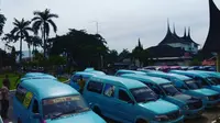 Sopir angkot dari berbagai trayek memilih memarkir mobilnya di kantor Gubernur Sumbar daripada menarik penumpang. Ada apa? (Liputan6.com/Erinaldi)