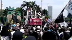 Alumni 212 dan organisasi masyarakat lain berkumpul di depan gedung DPR menolak Perppu Ormas.