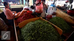 Seorang pembeli saat memilih cabai di Pasar Induk Senen, Jakarta, Kamis (11/6/2015). Jelang ramadan Mendag, Rachmat Gobel memastikan akan membuka keran impor untuk cabe merah dan bawang merah. (Liputan6.com/Johan Tallo)