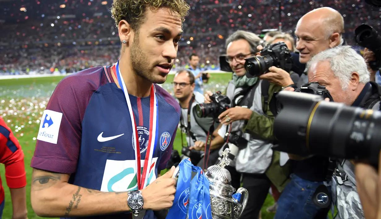 Neymar memegang trofi Piala Prancis 2018 di Stade de France, Saint-Denis (8/5/2018). PSG menang setelah kalahkan Les Herbiers 2-0. (AFP/Damien Meyer)