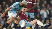 Aksi Sergio Aguero pada laga lanjutan Premier League yang berlangsung di Stadion Etihad, Manchester, Kamis (28/2). Manchester City menang 1-0 atas West Ham United. (AFP/Oli Scarff)