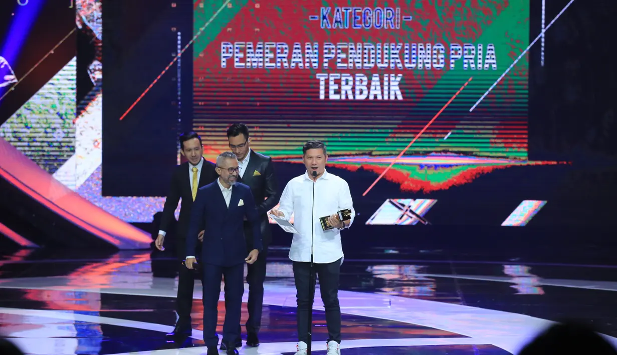 Di atas panggung saat menerima piala, Gading mengatakan bahwa dirinya sangat gemetaran karena bisa mengalahkan aktor ternama seperti Reza Rahadian.  (Adrian Putra/Bintang.com)